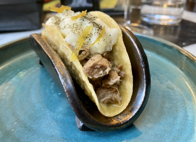 Tacos-di-mais-fritto-farcito-con-ragù-di-vitella-parmigiano-reggiano-stagionato-36-mesi-limone-candito-e-salvia.