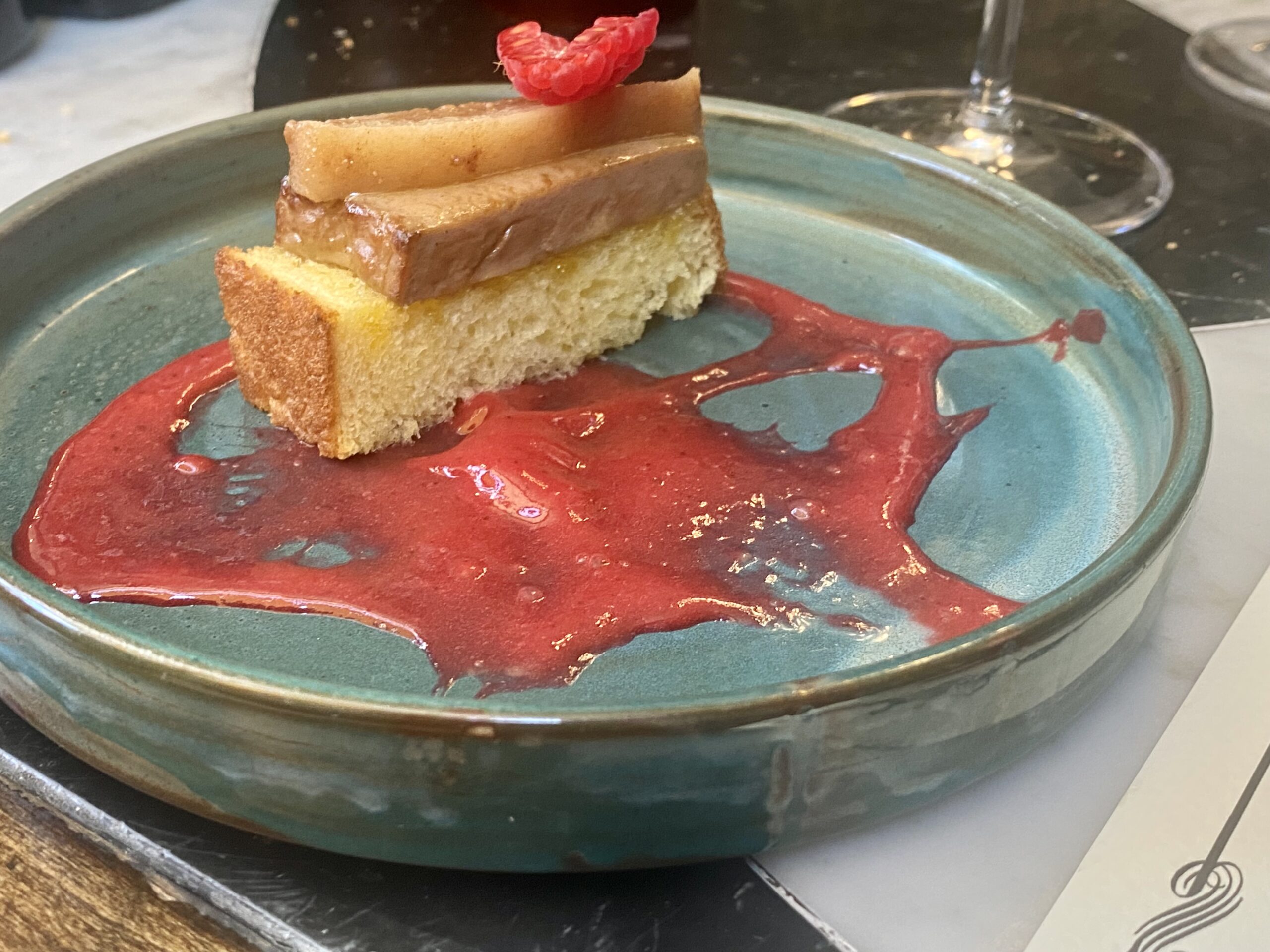 Terrine-de-fois-gras-calda-servita-con-pane-biscottato-pera-alla-cannella-e-salsa-ai-lamponi-