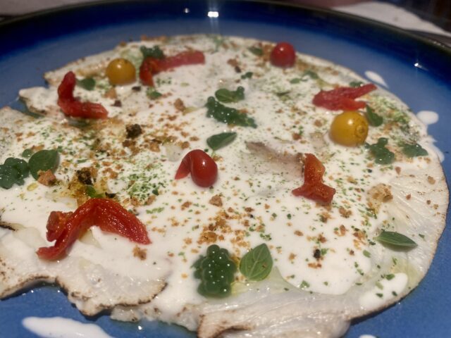 Come una pizza: Carpaccio di pesce del giorno con canapaccio di bufala e pomodori appassiti - Bommarè