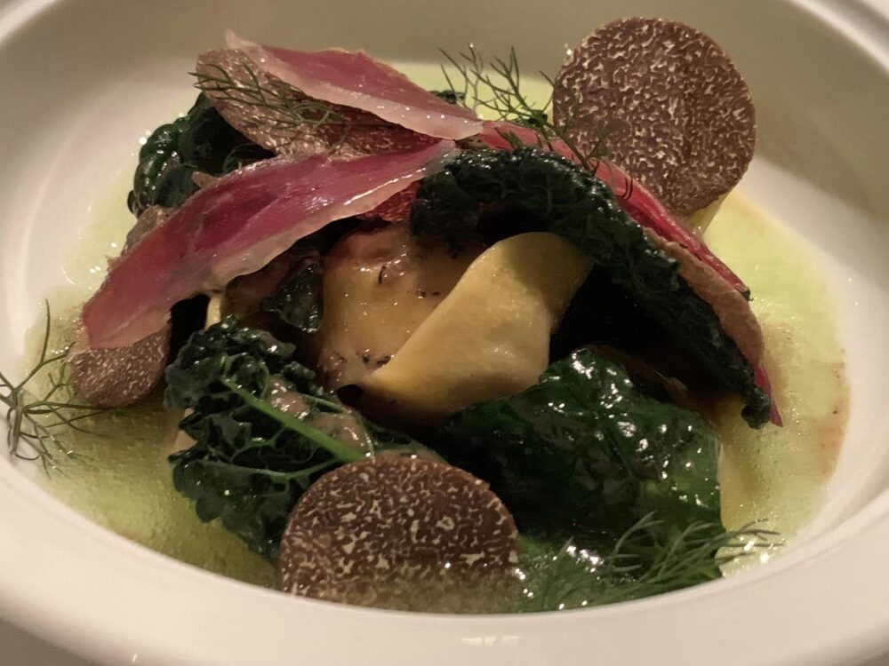 La Pergola, tortellini ripieni di legumi con cavolo nero, tartufo e prosciutto d'anatra