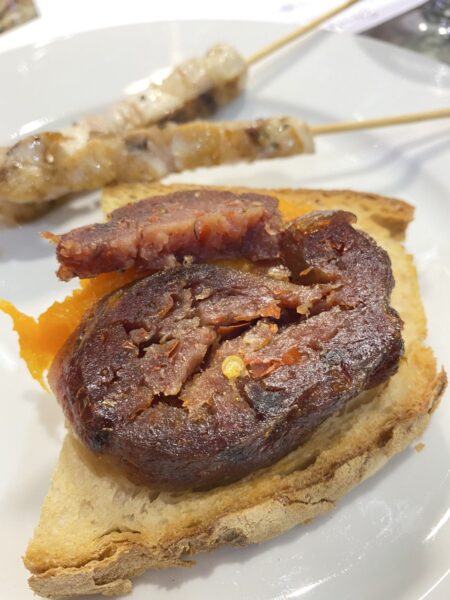 bruschetta di ‘nduja di alalunga, crema di zucca locale e arrosticino di lampuga