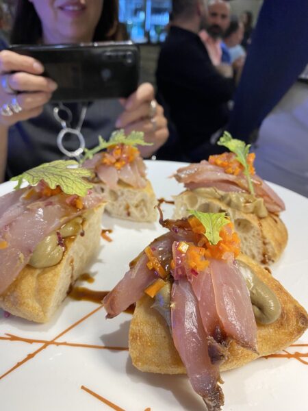 Padellino con lampuga, rafano fermentato, crema di funghi, fondo fermentato di funghi