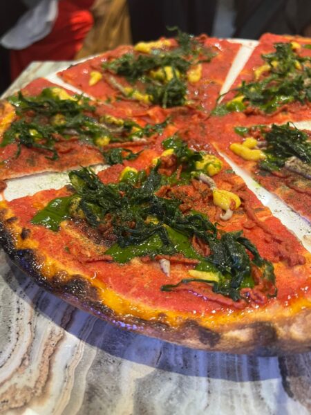 Marinalga pizza tonda al mattarello (concentrato di pomodoro e origano, polveri di mare, lattuga di mare e salsa di erbe)