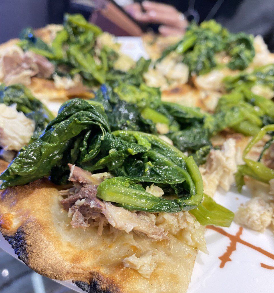 Pizza tonda al mattarello, scamorza, spada cotto a legna porchettato e broccoletti con colatura di alici