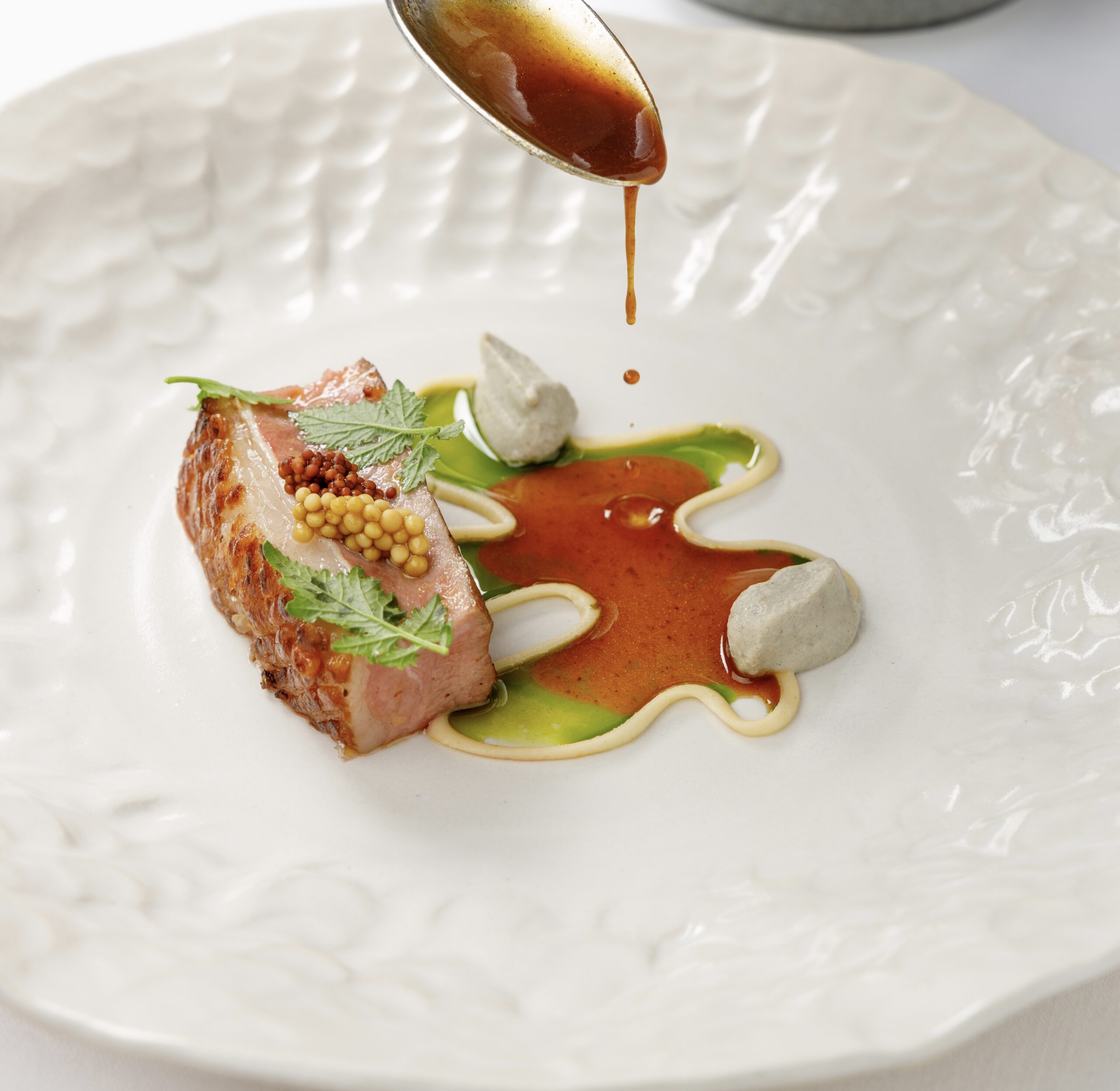 Agnello-con-baronia-di-melanzane-cardamomo-e-mandorla