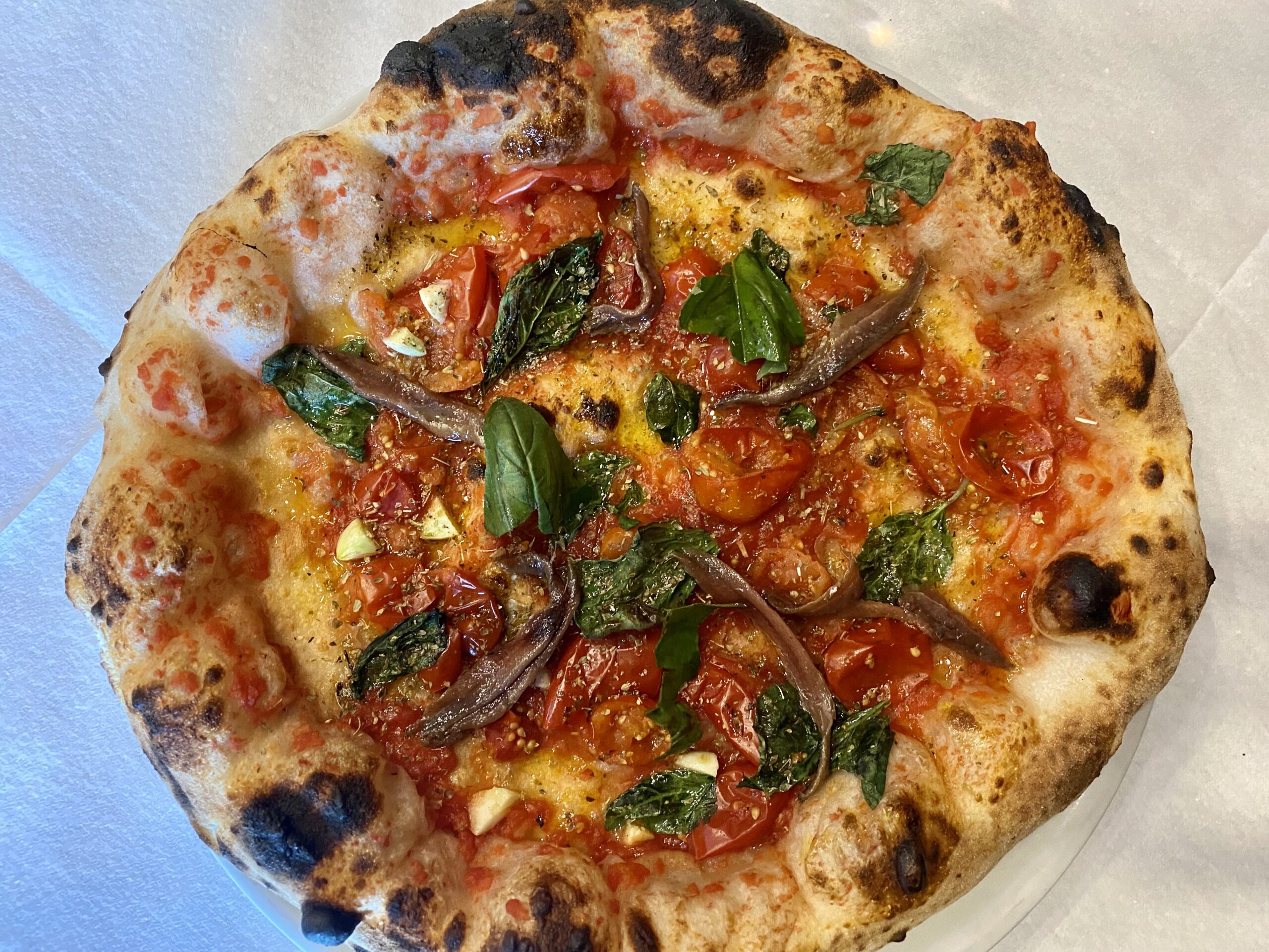 Antica-pomodorini-del-piennolo-del-Vesuvio-aglio-origano-alluscita-dal-forno-acciughe-