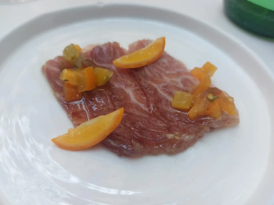 Emozionando, Il  wagyu del mare, crostino con pancetta di tonno sotto sale, kumquat e olio evo