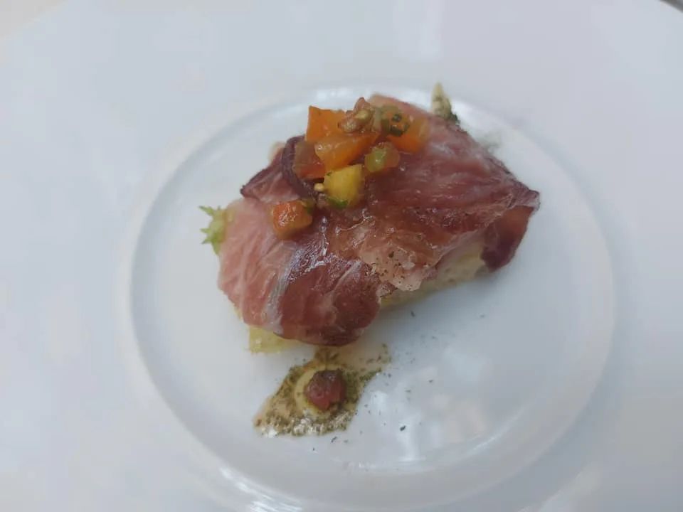 Emozionando, Il  wagyu del mare, crostino con pancetta di tonno sotto sale, kumquat e olio evo