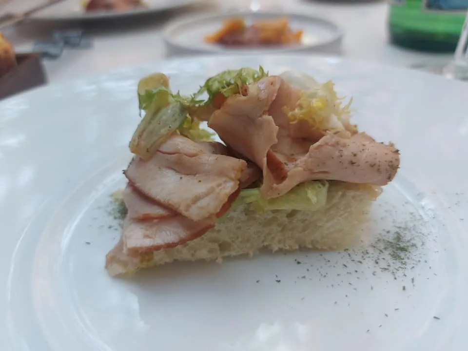 Emozionando, Mini burrito su base di pane ai cereali con maialino alla salsa ponzu, cimette di scaroline al limone e ceci al pepe nero