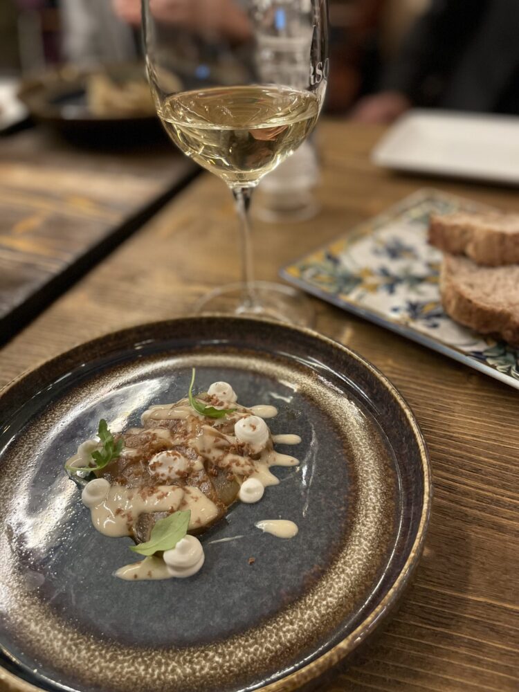 Enoteca Verso - Sashimi di pesce con curry di buccia di banana, yogurt e bottarga di tonno