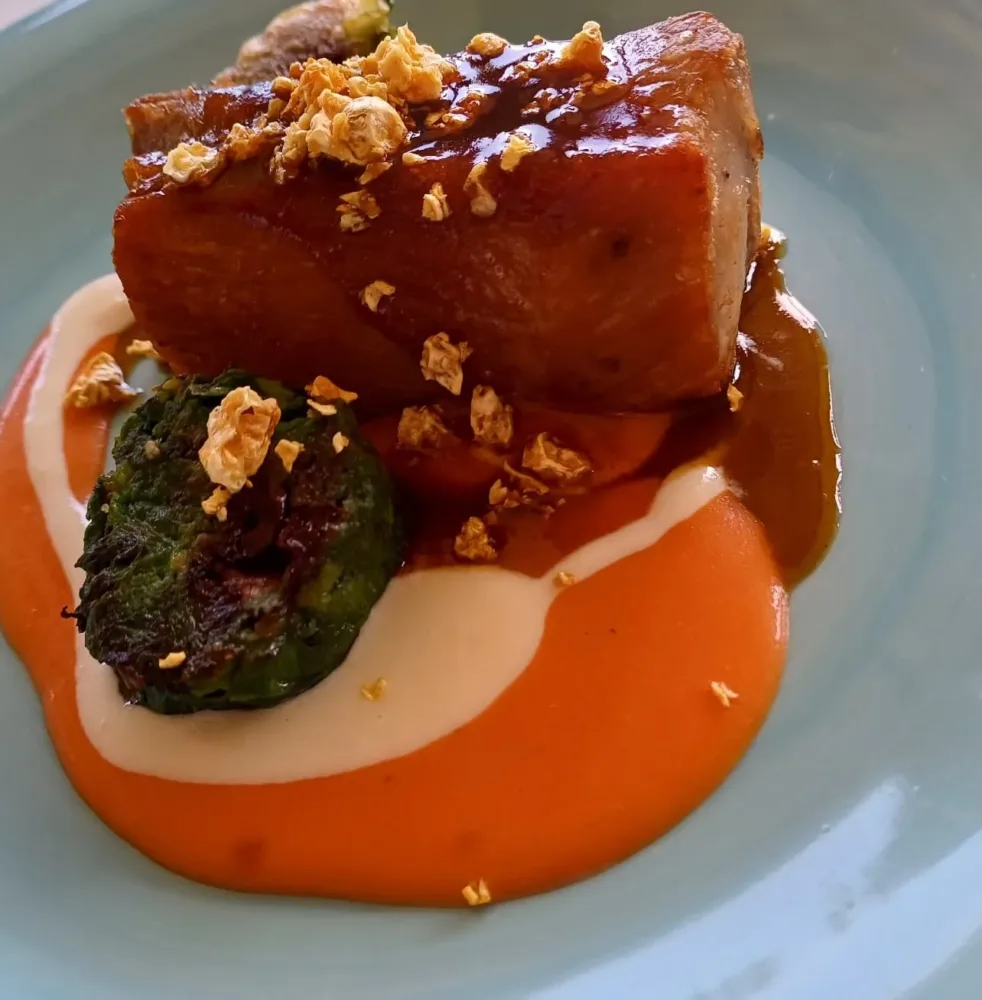 Pancia di maiale cbt, scarole alla napoletana e salsa al 'piennolo'