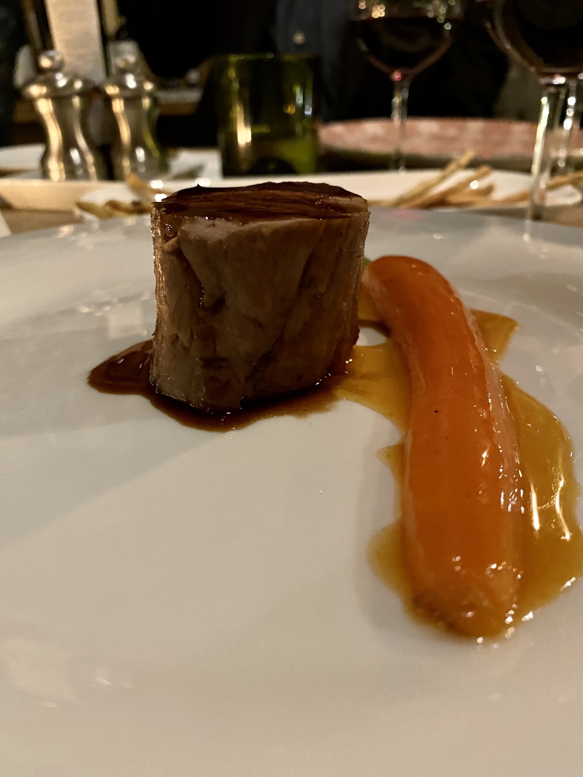 Filetto-di-vitello-carota-fondente-e-salsa-carote