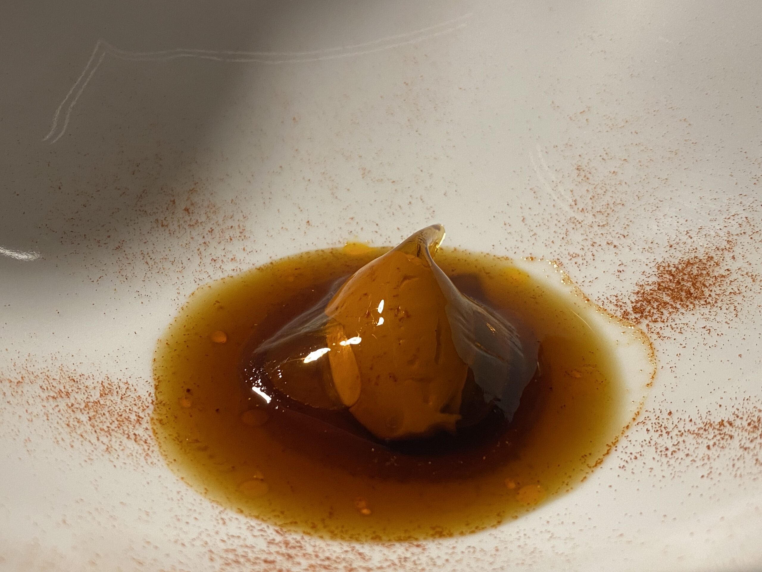 Gelato-di-papaccelle-polvere-di-peperoncino-dolce-affumicato-e-brodo-dashi-acido