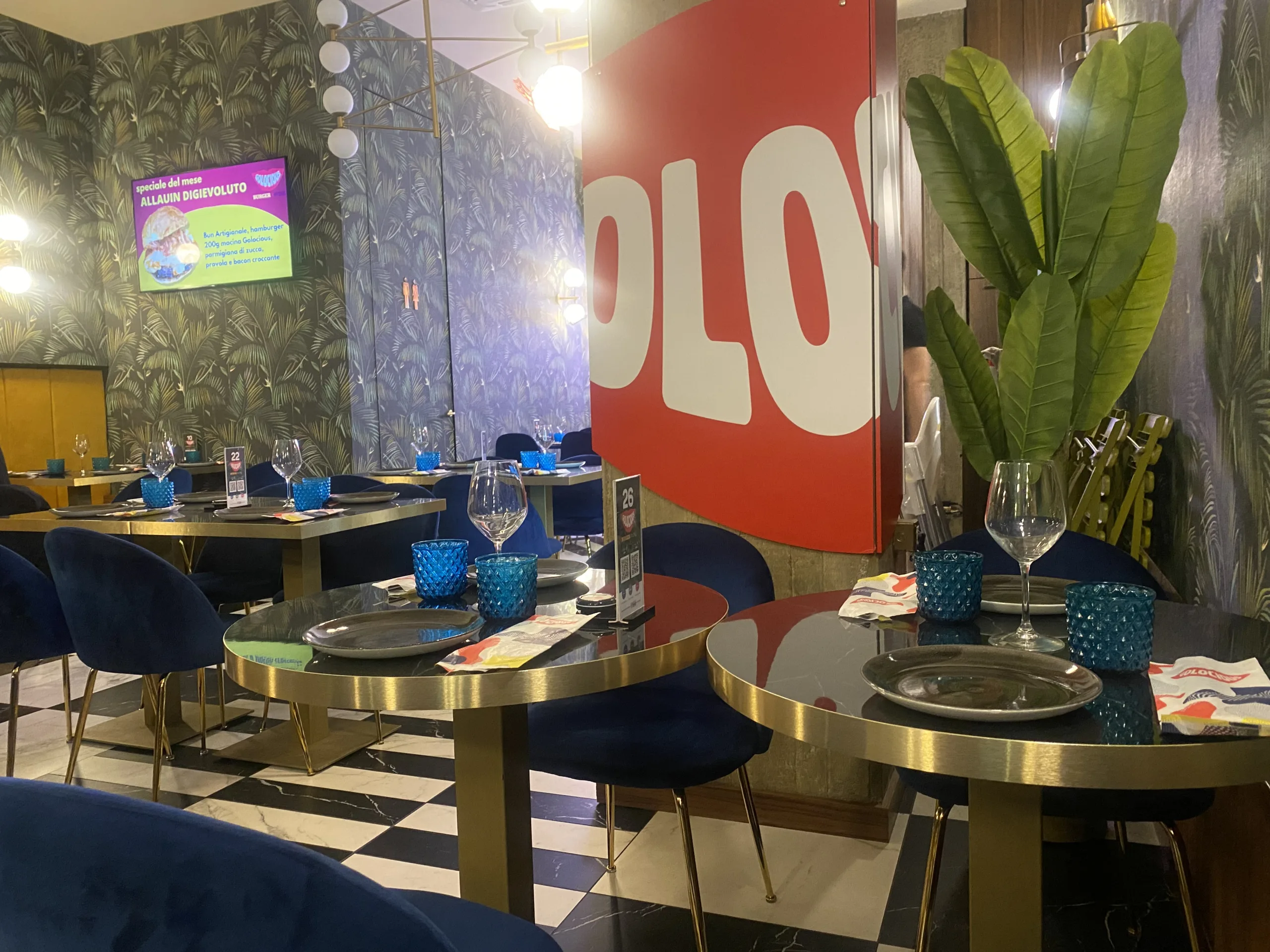 Golocious-Burger-Wine-