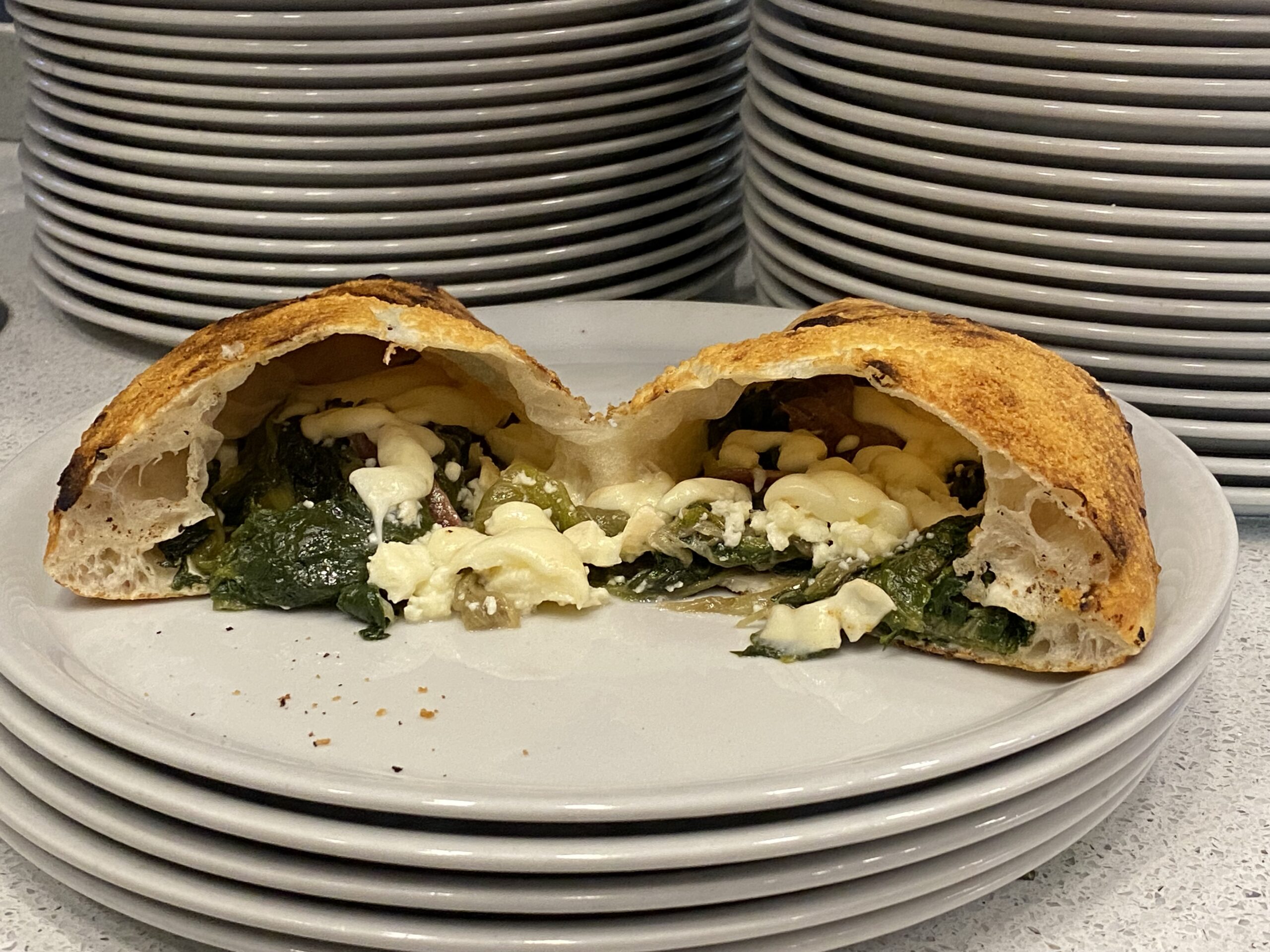 Grotta-rustica-scarole-saltate-in-padella-con-olive-e-capperi-fior-di-latte-di-Agerola-acciughe-olio-evo-pecorino-romano