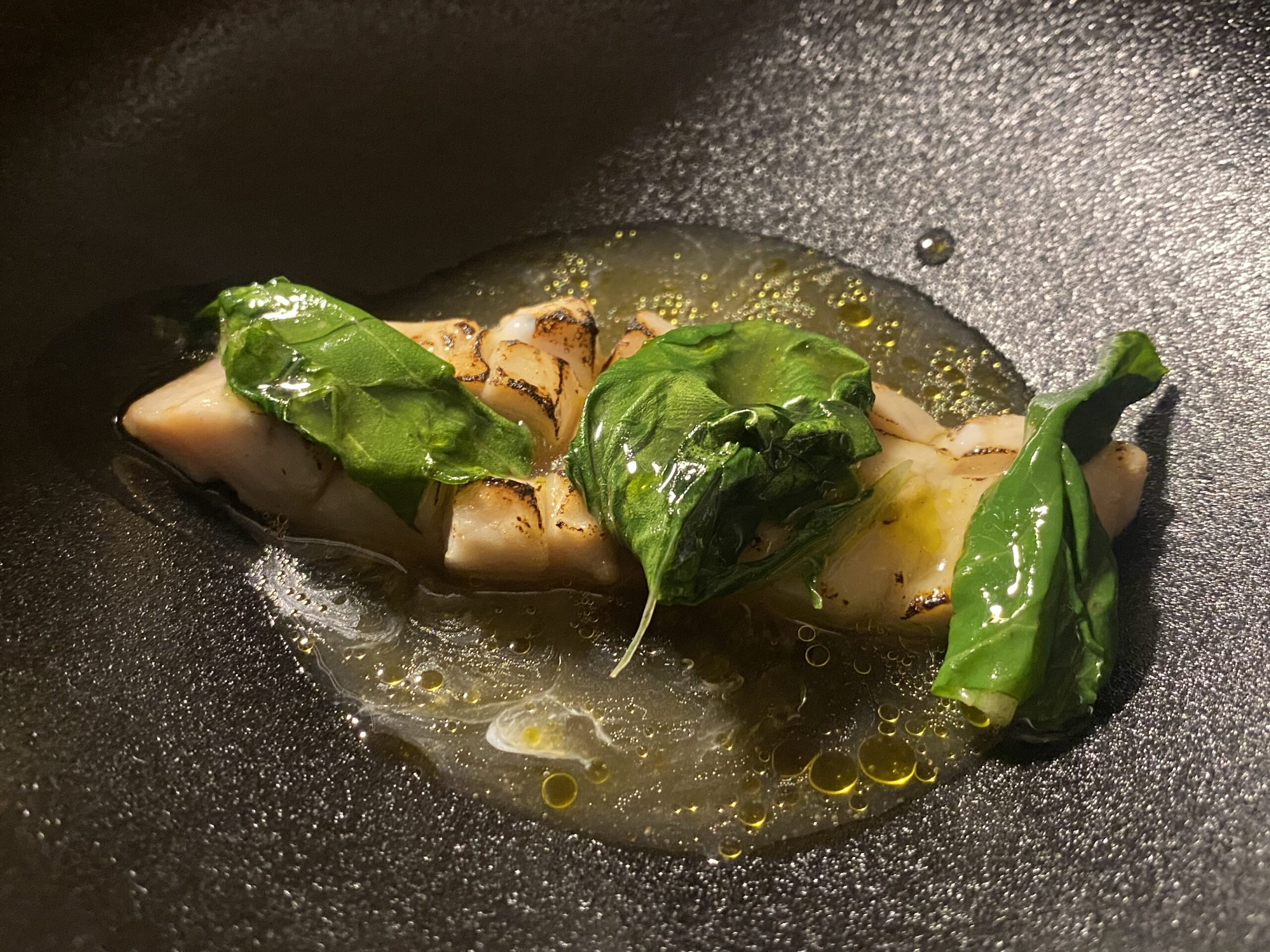 Lampuga-bieta-saltata-inulina-di-limone-e-salsa-giapponese-fatta-con-brodo-di-funghi-Shitake-olio-allaneto-anice-stellato-e-finocchietto-selvatico