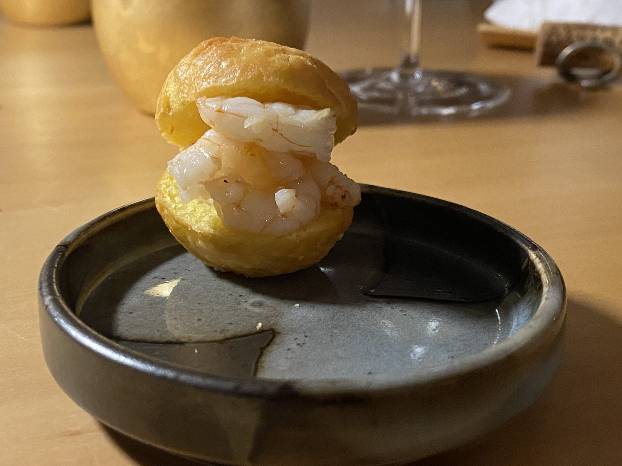 Mini bun al latte con garum di gamberi e gamberi saltati.