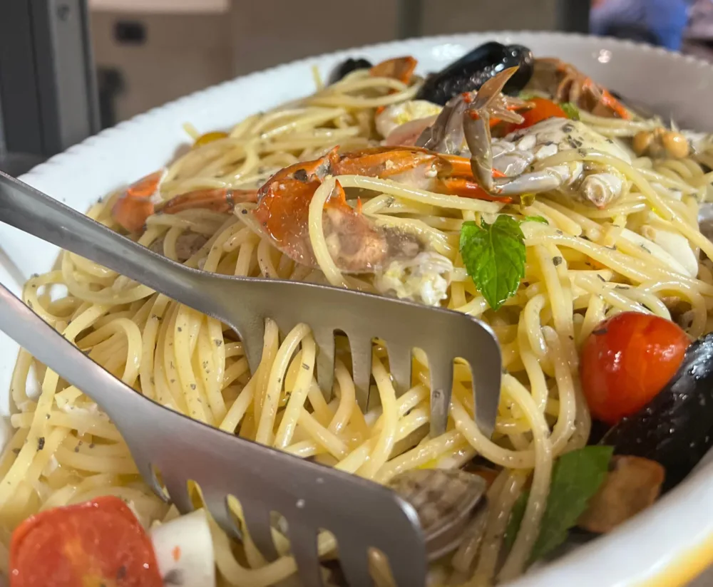 Osteria Il Mercantò - Spaghetti, granchio blu, pomodori, cozze, vongole, seppie e basilico