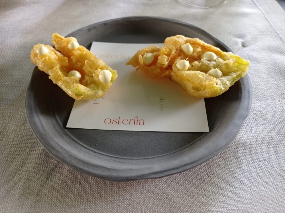 Osteriia Fiori di zucchine in tempura, con maionese e limone