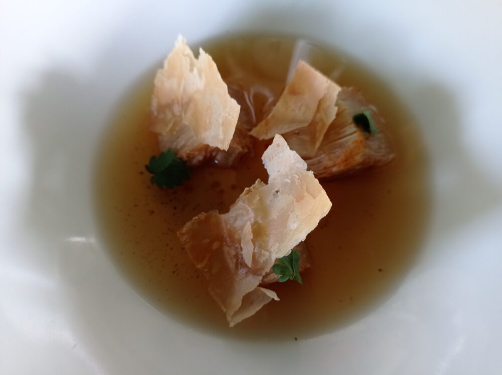 Osteriia Millefoglie di sedano rapa, fieno, polline e consommè di cipolla
