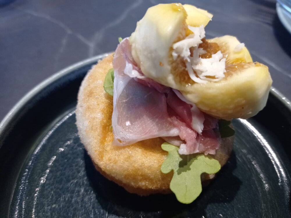 Pizzeria Modus pizzetta fritta con prosciutto crudo, cacioricotta e fico bianco del Cilento