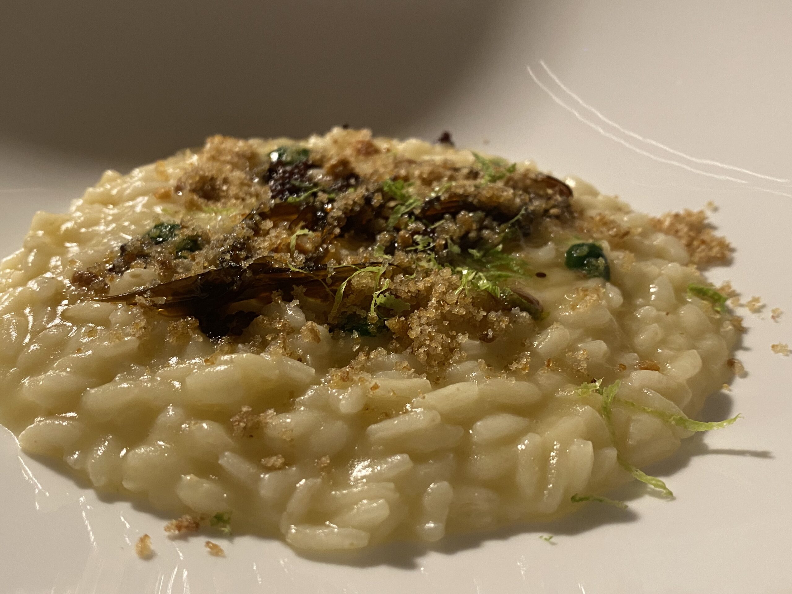 Risotto-mantecato-con-crema-di-finocchio-salsa-al-prezzemolo-crema-al-tamarindo-aceto-di-pomodoro-san-Marzano-mostarda-nera-e-pane-croccante-alle-alici
