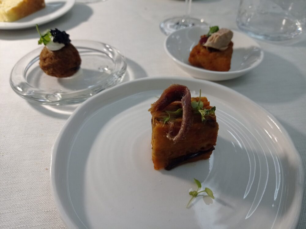 Ristorante Emozionando Antipasto di Parmigiana di pesce azzurro, Mozzarellina in carrozza e Bon bon si ricciola