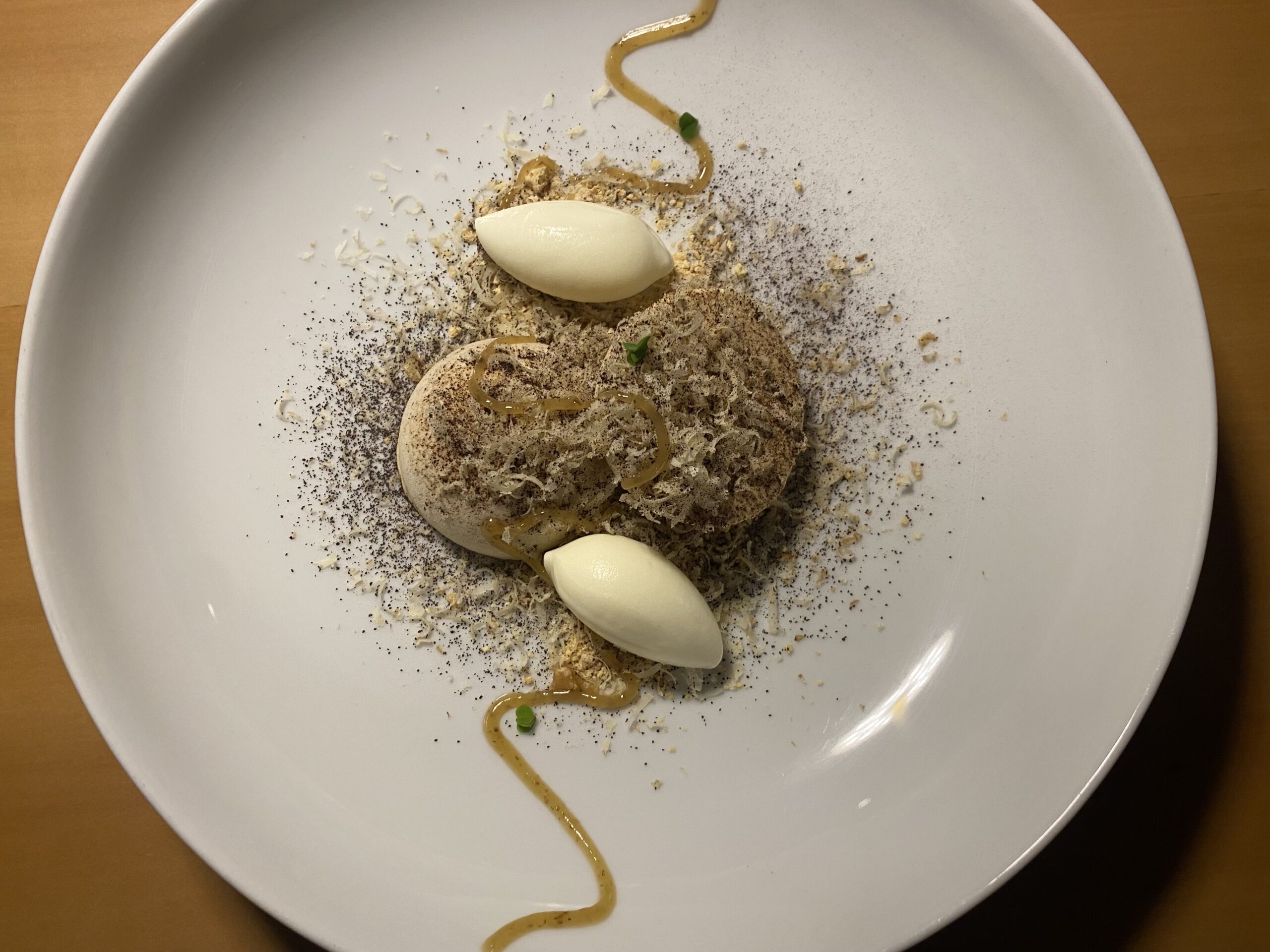 Semifreddo-al-nocino-Crumble-alle-spezie-Miso-di-fagioli-azuki-Noci-alla-microplane-Chips-al-cacao-Gelato-al-latte-