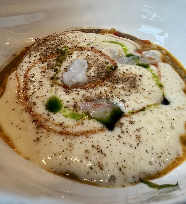 Tubetto, scampo crudo, crema di ceci neri e nuvola di patate