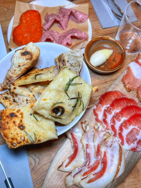Mortadella di cervo, soppressata, capocollo, salami, focaccia sale doppio e rosmarino