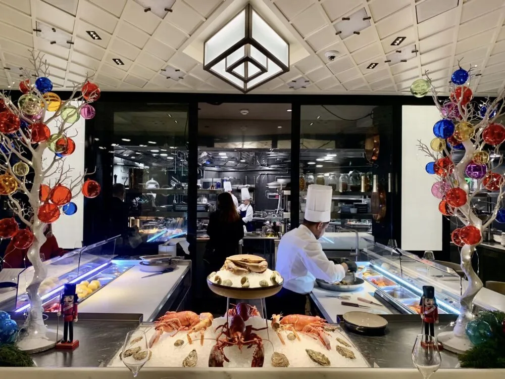 Brasserie Lutetia, il banco con la cucina a vista