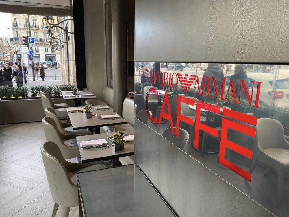 Emporio Armani Caffe', la saletta esterna