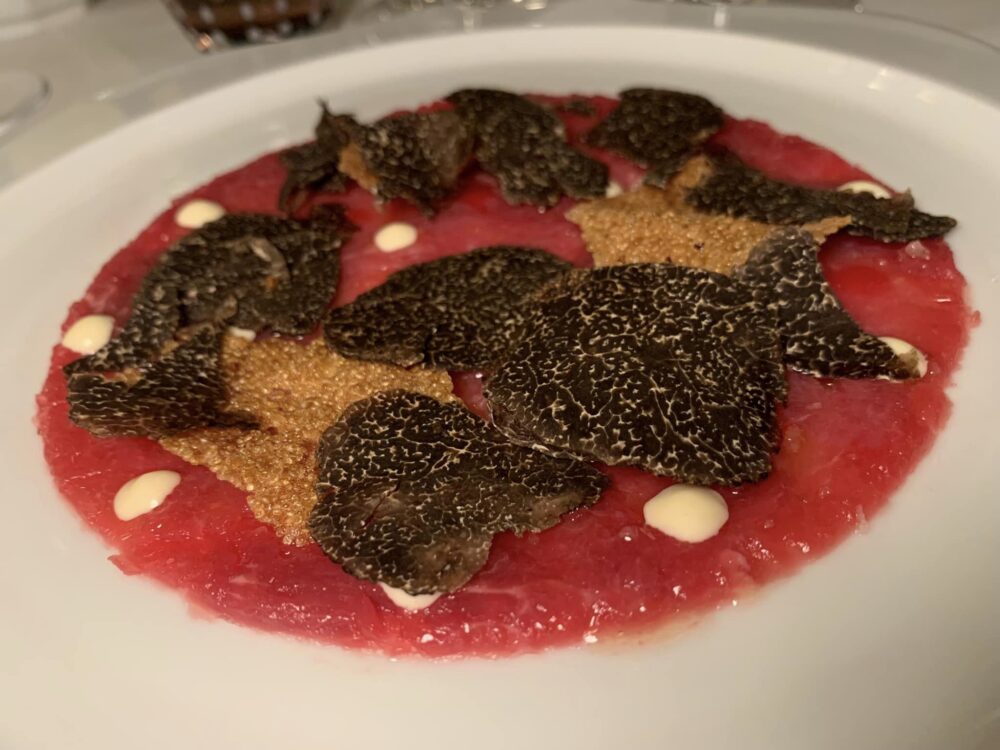 Il Carpaccio a Parigi, carpaccio di manzo con salsa Cesar, amaranto croccante e tartufo nero