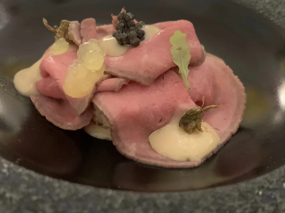 Don Alfonso, vitello cotto a bassa temperatura con emulsione di alalunga e caviale