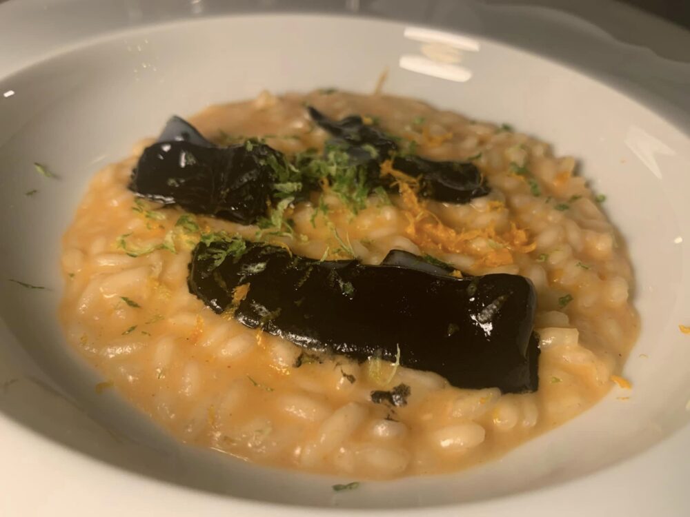 Il Carpaccio a Parigi, risotto agrumato al finto nero di seppia