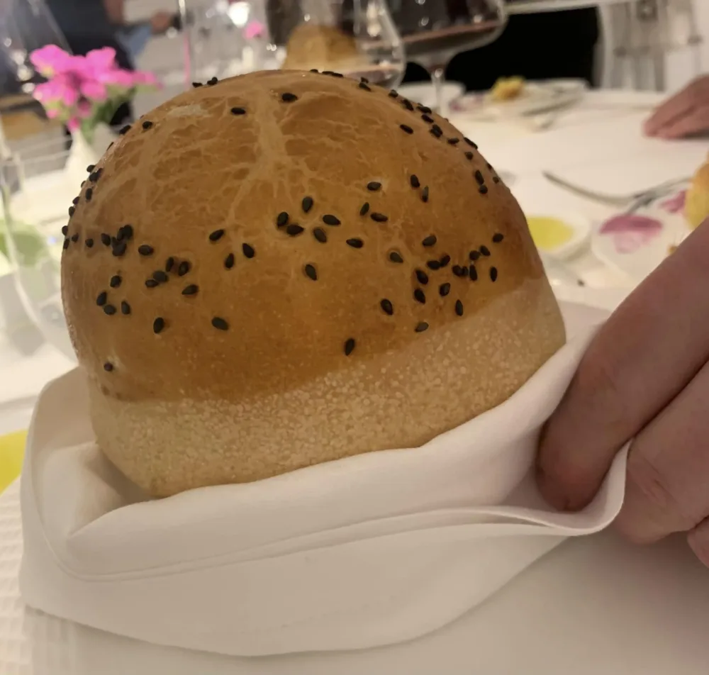 Don Alfonso, zuppa di pomodoro in crosta di pane con semi di sesamo nero e granchio reale