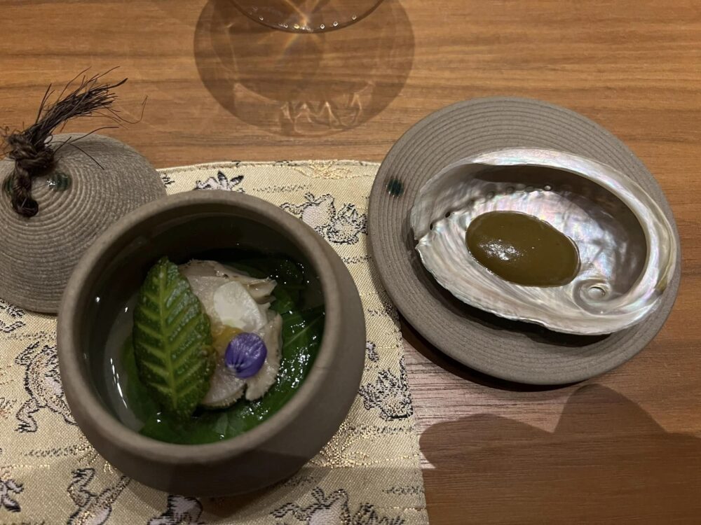  IYO Omakase - ZENSAI. Abalone, daikon, spinaci e zucchine, con il fegato di abalone