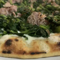 Il Nocciolo selvatico, la pizza salsiccia e friarielli, dettaglio