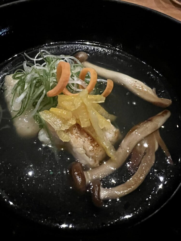 IYO Omakase - OWAN Brodo con gronco e gnocchi di radice di loto