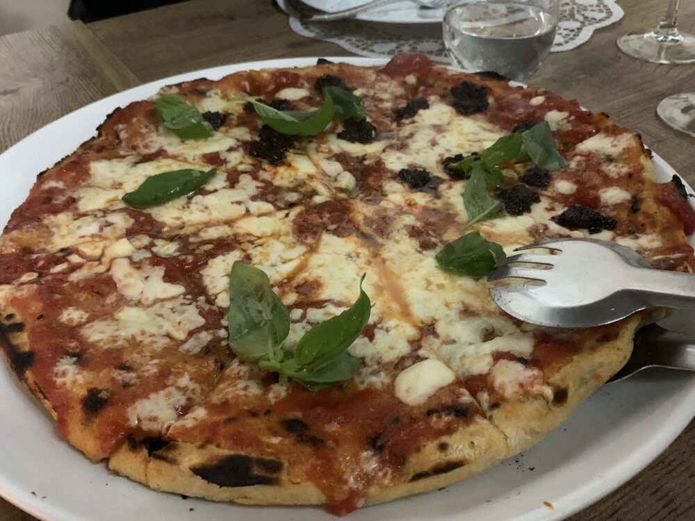 Il Nocciolo selvatico, la pizza nel ruoto, margherita e con nduja