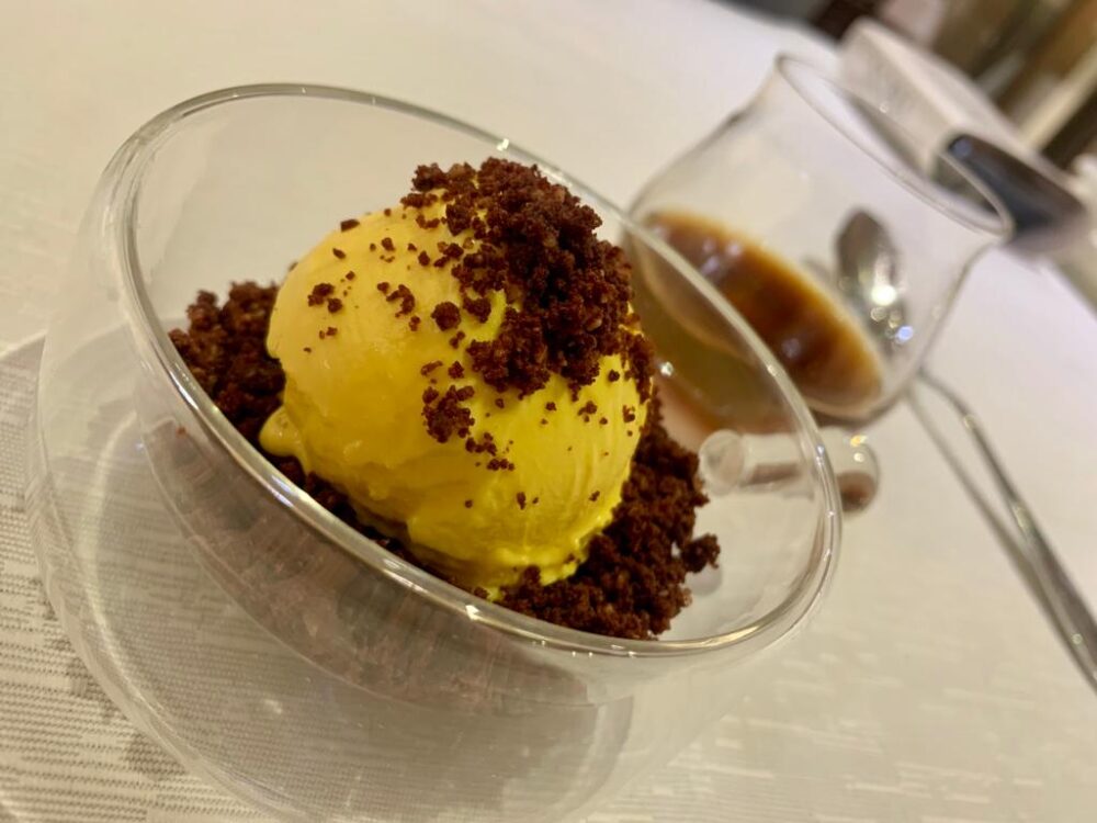 Agora'. Gelato anice stellato e zafferano con terriccio salato alle mandorle