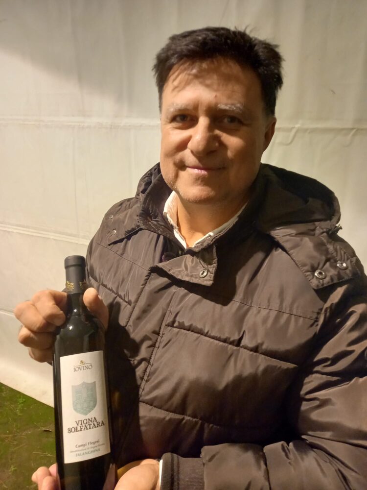 Antonio Iovino con l'etichetta Vigna Solfatara