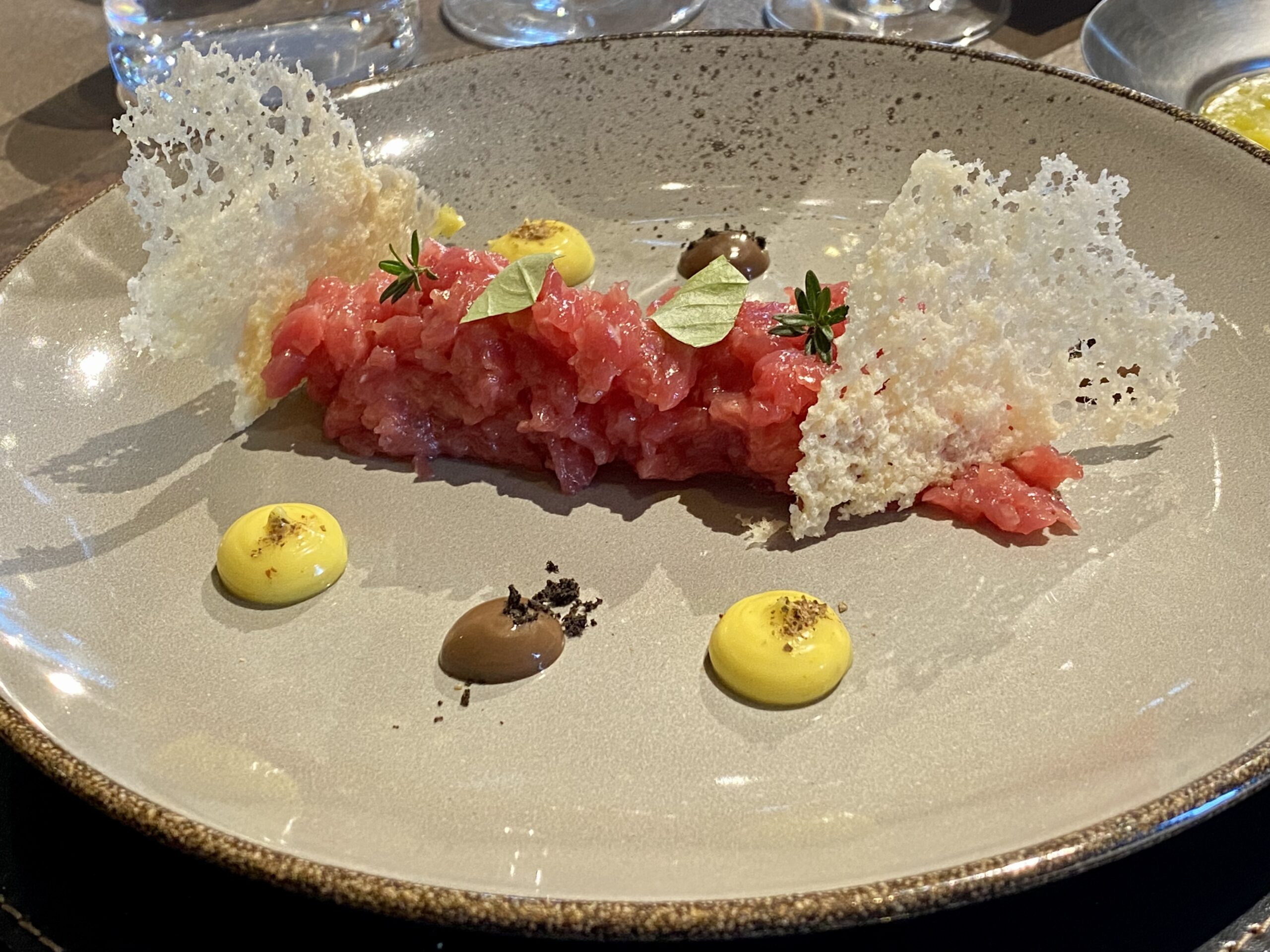 Battuta-di-Fassona-piemontese-con-emulsione-di-capperi-e-acciughe-e-mousse-di-olive-nere-tostate