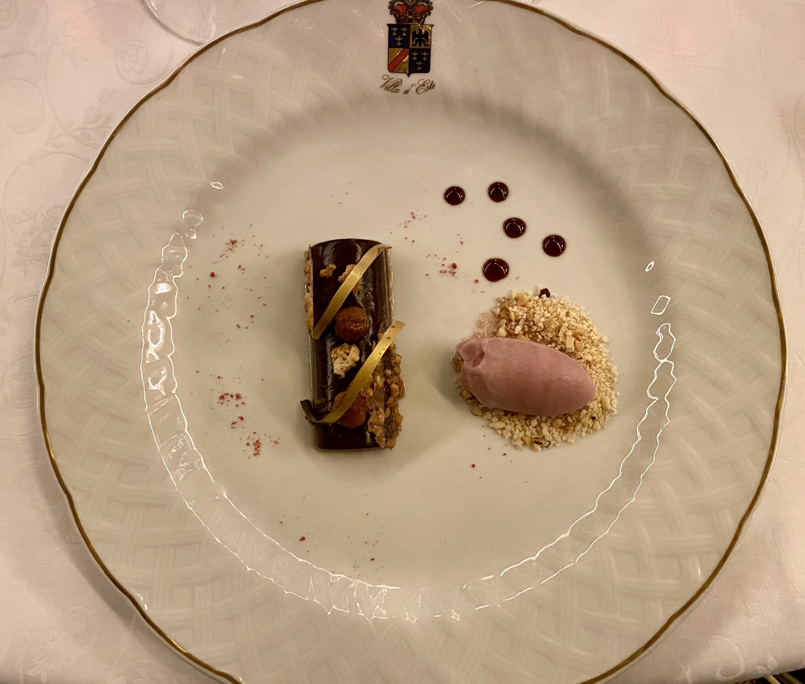 Bonet al cioccolato, crumble di nocciola e sorbetto al nebbiolo