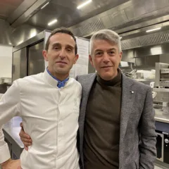 Tartare di fassona, robiola di Roccaverano e tartufo d'Alba, servita in abbinamento ad Alteni di Brassica 2019, dove la vena di acidità e la freschezza del vino fanno gioco forte e la notevole sapidità sostiene brillantemente il piatto. Plin di anatra, zucca e cicoria amara. Piatto di tecnica e accordi magistrali di sapori. Il Barbaresco 2018, con l’eleganza del nebbiolo e la sua struttura complessa ed equilibrata, ha trovato il giusto matrimonio. Capriolo al ginepro, sedano rapa, cavolo rosso e salsa al pino mugo. Complice il perfetto andamento delle temperature nell'annata 2015, il Barbaresco è sontuoso, elegante e fine, con i tannini appena percepibili e grande giovinezza. Abbinamento magistrale, dove il piatto e il vino si accompagnano senza sovrastarsi. Bonet al cioccolato, crumble di nocciola e sorbetto al nebbiolo. Due annate per un dessert che merita l’applauso per il mix di leggerezza e freschezza, con il cioccolato che aggiunge una calibrata dolcezza. Il Barolo Sperss 2011 ha gioventù da vendere, con profumi di bacca rossa, liquirizia e tabacco dolce, mentre la 2001 ha complessità che manifesta nelle note di goudron e tartufo, nel sorso austero e nel finale instancabile