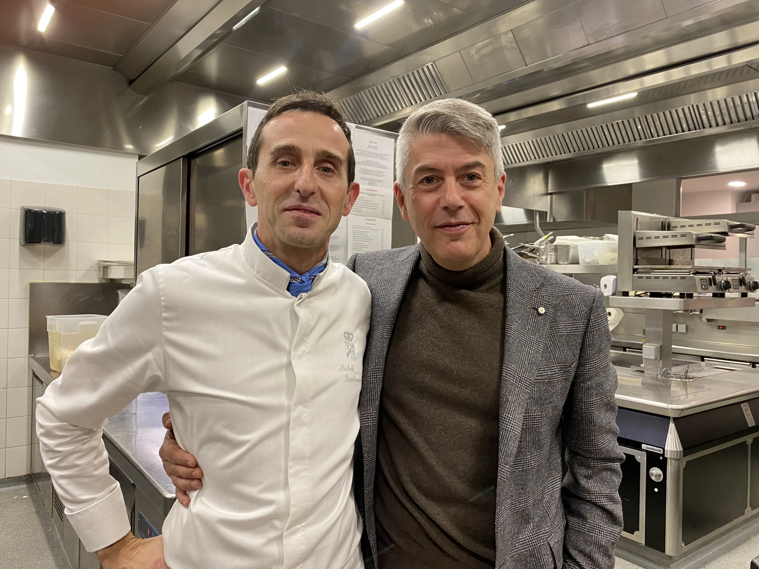 Tartare di fassona, robiola di Roccaverano e tartufo d'Alba, servita in abbinamento ad Alteni di Brassica 2019, dove la vena di acidità e la freschezza del vino fanno gioco forte e la notevole sapidità sostiene brillantemente il piatto. Plin di anatra, zucca e cicoria amara. Piatto di tecnica e accordi magistrali di sapori. Il Barbaresco 2018, con l’eleganza del nebbiolo e la sua struttura complessa ed equilibrata, ha trovato il giusto matrimonio. Capriolo al ginepro, sedano rapa, cavolo rosso e salsa al pino mugo. Complice il perfetto andamento delle temperature nell'annata 2015, il Barbaresco è sontuoso, elegante e fine, con i tannini appena percepibili e grande giovinezza. Abbinamento magistrale, dove il piatto e il vino si accompagnano senza sovrastarsi. Bonet al cioccolato, crumble di nocciola e sorbetto al nebbiolo. Due annate per un dessert che merita l’applauso per il mix di leggerezza e freschezza, con il cioccolato che aggiunge una calibrata dolcezza. Il Barolo Sperss 2011 ha gioventù da vendere, con profumi di bacca rossa, liquirizia e tabacco dolce, mentre la 2001 ha complessità che manifesta nelle note di goudron e tartufo, nel sorso austero e nel finale instancabile