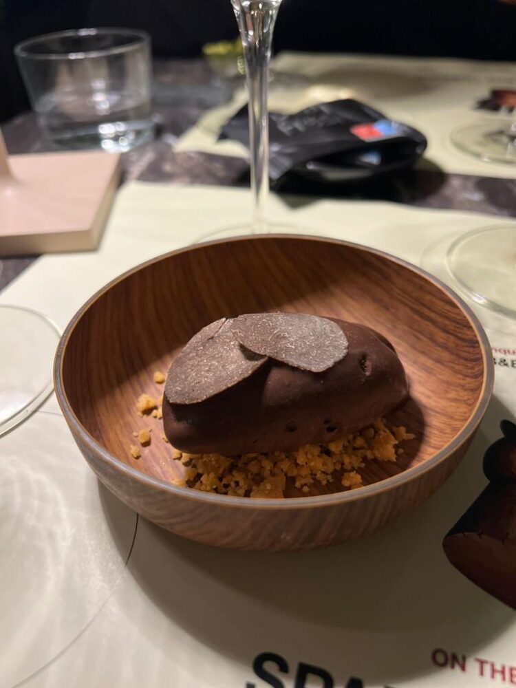 Gelato al cacao, crumble di nocciola e tartufo