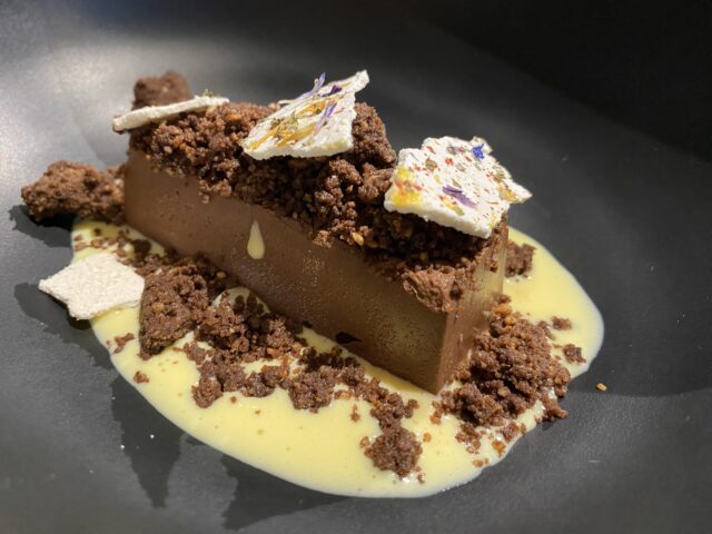 Marquise-cioccolato-miele-e-caffè-su-crema-inglese