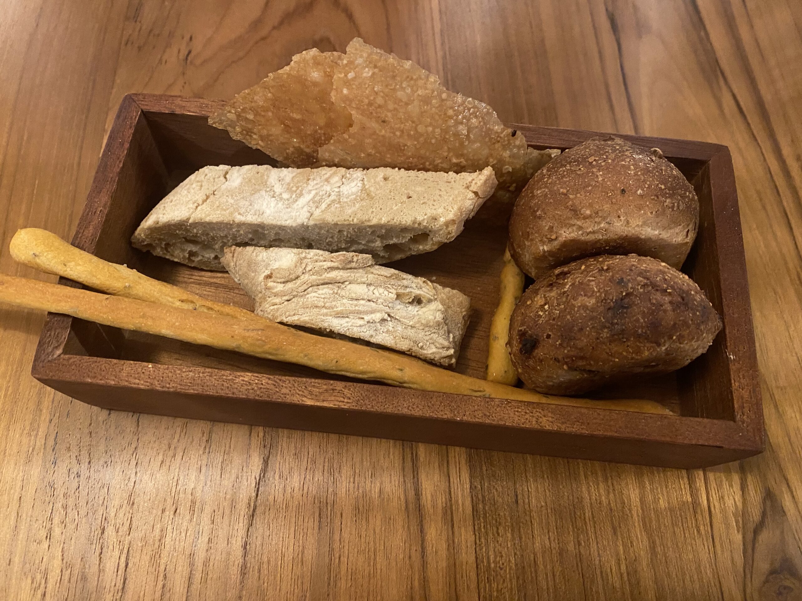 Pane-rustico-alla-lavanda-e-miele-di-nostra-pr-oduzione-•-Grissini-allorigano-di-Caserta-Vecchia-•-Sfoglia-di-pane-allolio-Extra-vergine-d-i-Oliva-22Terre-Aurunche22-produzione-propria