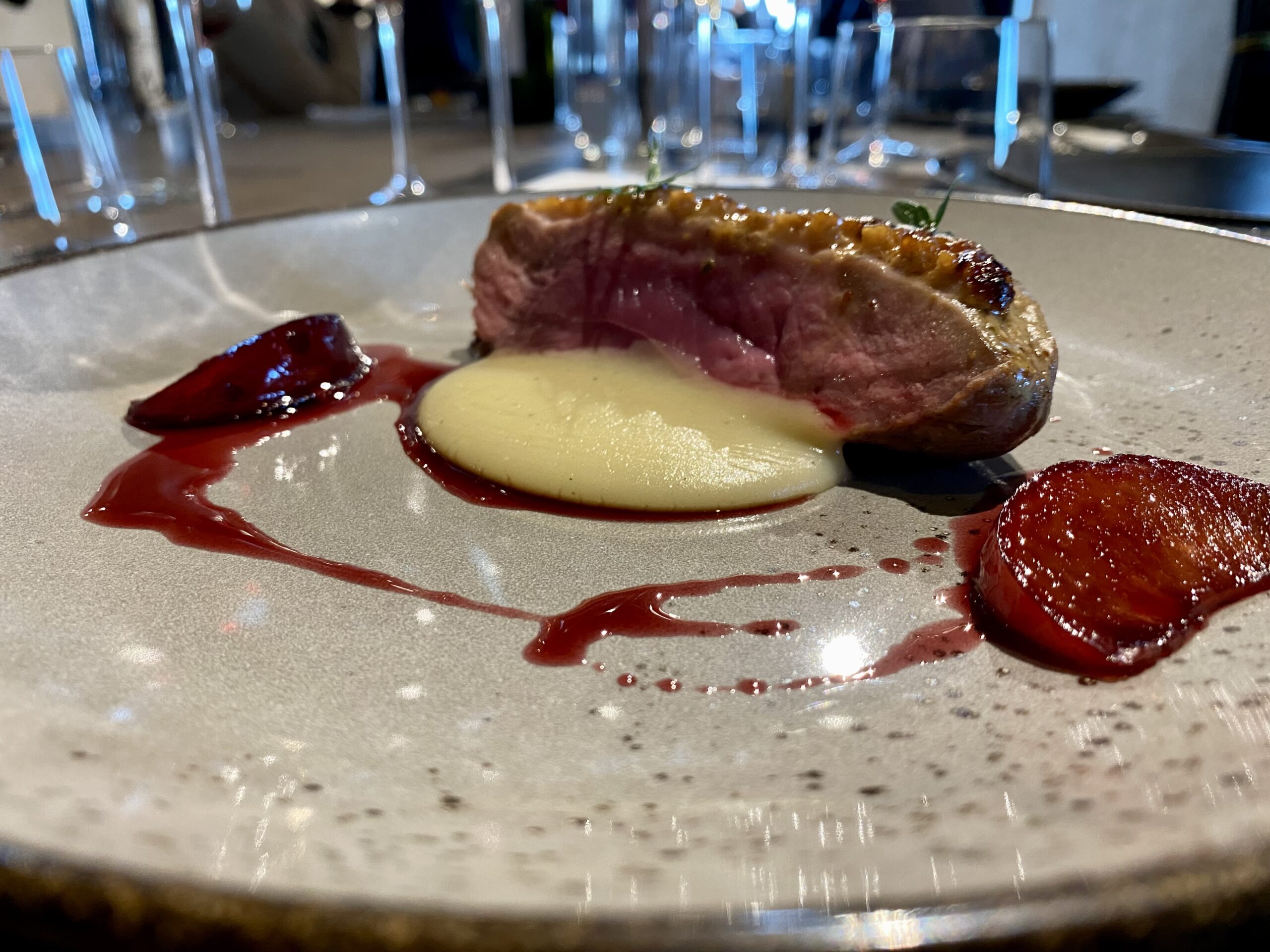 Petto-danatra-Canette-de-Barbarie-alla-senape-patate-al-timo-e-susine-al-Barolo-